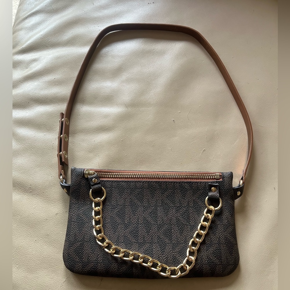MICHAEL KORS SIGNATURE LOGO BELT BAG - CHOCOLATE W/ GOLD CHAIN.